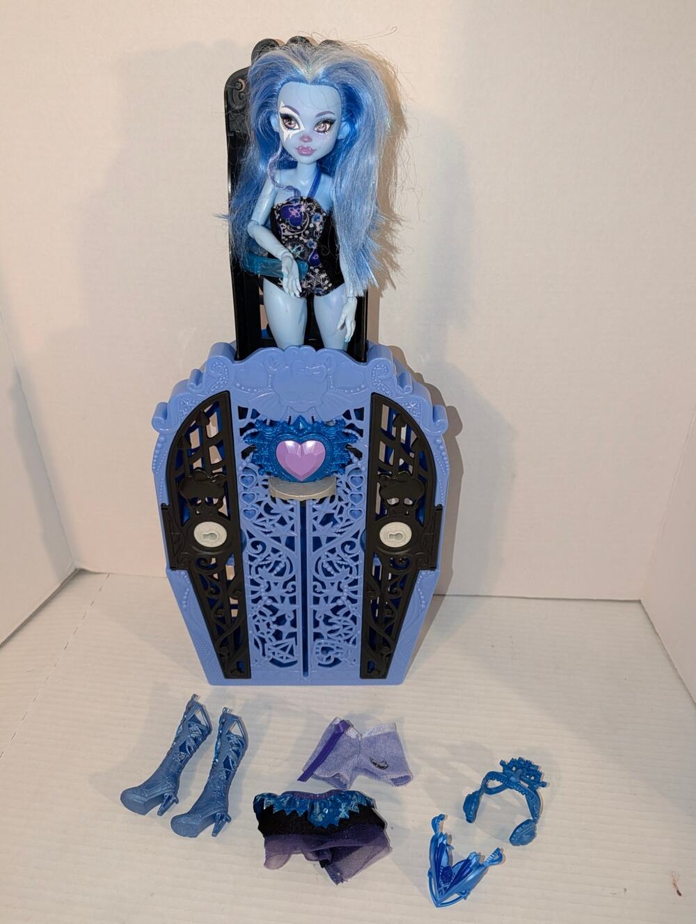 Monster high Abby bominable skullimates playset Doll closet Outfit Boots